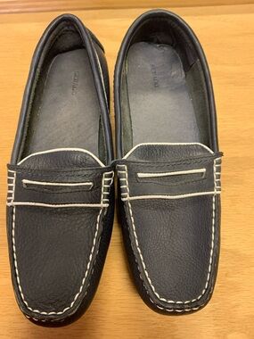Sebago Navy Leather Driving Loafers with White Stitching. Women’s 7.5.